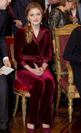 La princesse Élisabeth de Belgique au sommet du glamour dans une combinaison en velours rouge bordeaux pour assister au concert de Noël au palais de Bruxelles, le 18 décembre 2019.
