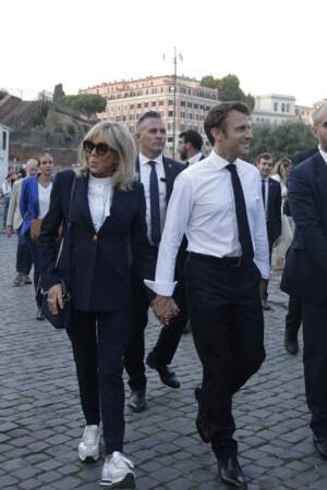 Emmanuel Macron et Brigitte Macron se prennent la main lors de leur visite du Mont Palatin, le 24 octobre 2022. 