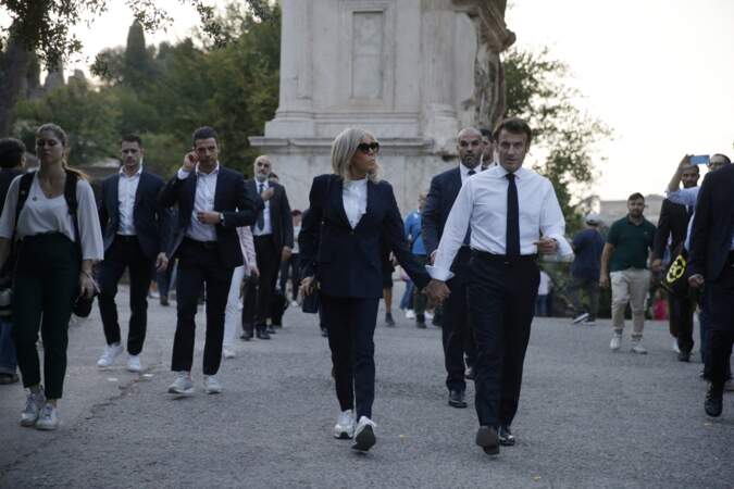 Emmanuel Macron et Brigitte Macron s'accordent en chemise blanche à Rome, le 24 octobre 2022. 