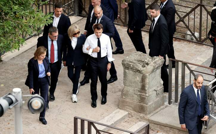 Brigitte Macron et son pantalon bleu marine parfaitement bien taillé à Rome, le 24 octobre 2022. 