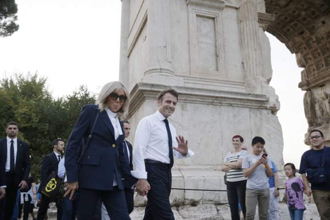 Emmanuel Macron et sa femme Brigitte sont plus chics que jamais lors de leur visite du Mont Palatin à Rome, le 24 octobre 2022. 