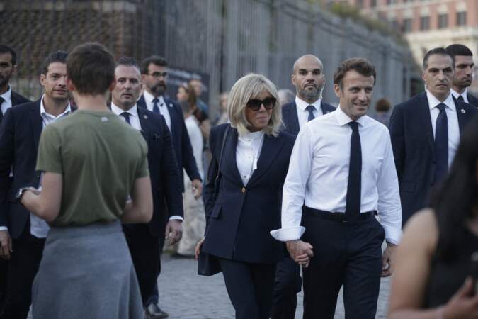 Brigitte Macron porte une chemise à col mao à Rome, le 24 octobre 2022. 