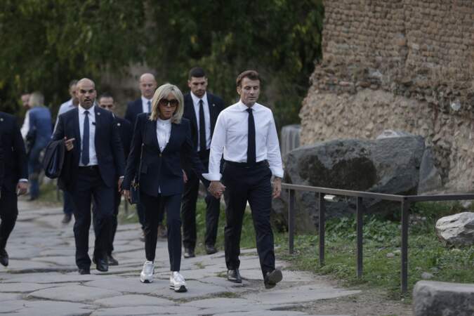 Le président Emmanuel Macron et sa femme Brigitte marchent au même rythme à Rome, le 24 octobre 2022. 