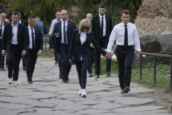 Emmanuel Macron et Brigitte Macron sont une fois de plus assortis en costume bleu marine à Rome, le 24 octobre 2022.