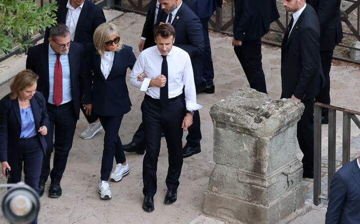 Brigitte Macron boutonne sa veste de blazer bleue marine à Rome, le 24 octobre 2022. 