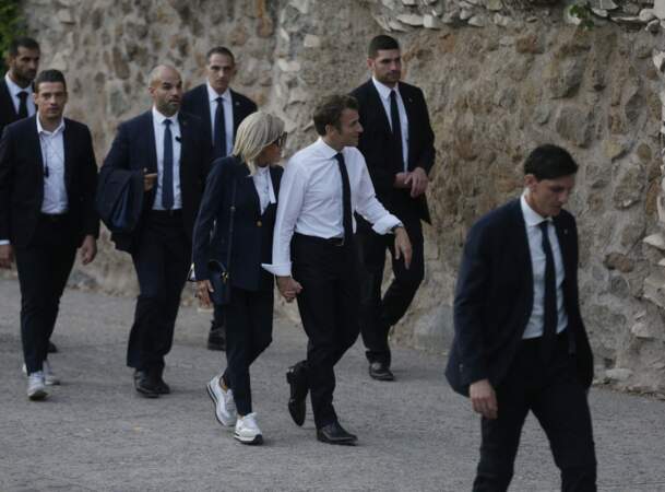 Emmanuel Macron et sa femme Brigitte sont entourés de leurs gardes du corps lors de leur visite du Mont Palatin à Rome, le 24 octobre 2022. 