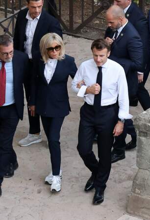 Brigitte Macron porte un ensemble de costume bleu marine pour visiter le Mont Palatin, le 24 octobre 2022. 