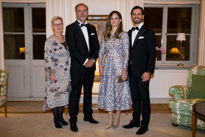 Le prince Carl Philip en costume et noeud papillon et la princesse Sofia en robe brillante à Värmland, le 25 octobre 2022. 