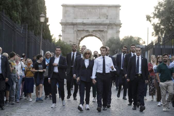 Brigitte Macron porte ses bagues habituelles lors de sa visite du Mont Palatin à Rome, le 24 octobre 2022. 