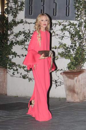 Rachel Zoe, la styliste considérée comme l’une des personnal shopper les plus douées se glisse dans une robe rose à manches larges, le 26 octobre 2022. 