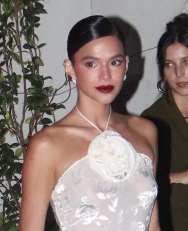 Bruna Marquezine porte le rouge à lèvres rouge foncé lors de la soirée Tiffany & Co à West Hollywood, le 26 octobre 2022. 
