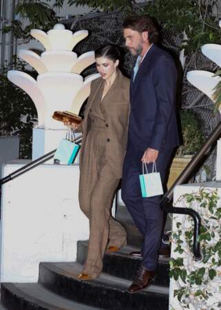 L'actrice Alexandra Daddario est chic avec ensemble de costume à la soirée Tiffany & Co à West Hollywood, le 26 octobre 2022.