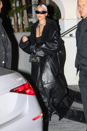 Kim Kardashian en total-look noir en cuir à la soirée Tiffany & Co à West Hollywood, le 26 octobre 2022. 