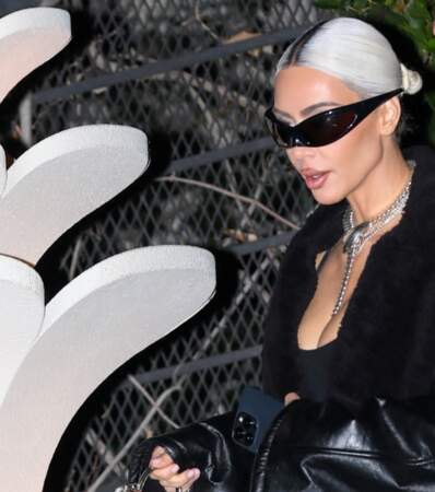 Kim Kardashian renoue avec le chignon plaqué avec une raie du milieu lors de la soirée Tiffany & Co à West Hollywood, le 26 octobre 2022. 