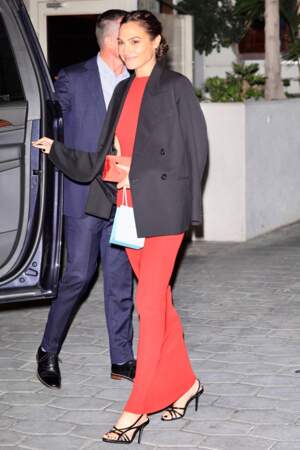 Gal Gadot, l'ambassadrice Tiffany & Co choisit une longue robe rouge et des sandales à talons noires à West Hollywood, le 26 octobre 2022. 