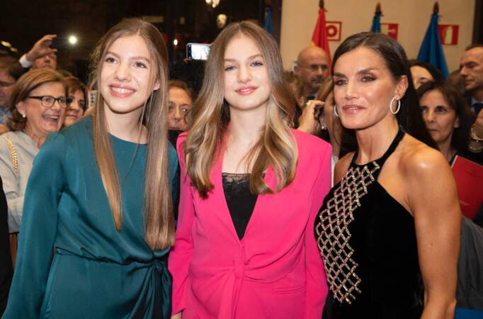 Letizia d'Espagne et ses filles Leonor et Sofia, un trio élégant et stylé au concert à Oviedo, le 27 octobre 2022