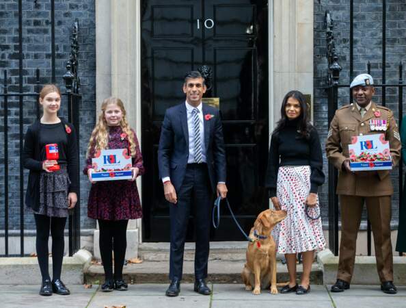 Rishi Sunak, premier ministre du Royaume Uni et sa femme Akshata Murty ont pris la pause devant 10 Downing Street, le 31 octobre 2022