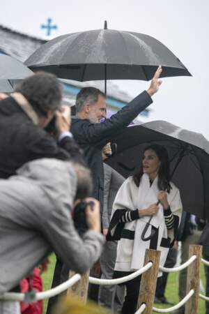 Le roi Felipe VI et Letizia d'Espagne sont surpris par la pluie à Cadavedo le 29 octobre 2022.