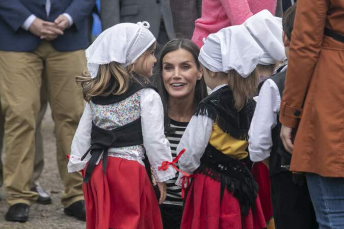 La reine Letizia d'Espagne se prête aux annimations folkloriques dans a ville de Cadavedo, le 29 octobre 2022. 