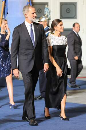 Le roi Felipe VI et Letizia d'Espagne dans une robe Carolina Herrera à Oviedo, le 28 octobre 2022.