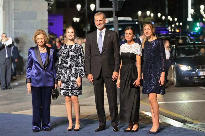 Le roi Felipe VI, la reine Letizia, la princesse Leonor et L'infante Sofia d'Espagne assistent au 30ème Prix Princesse des Asturies à Oviedo, le 28 octobre 2022.