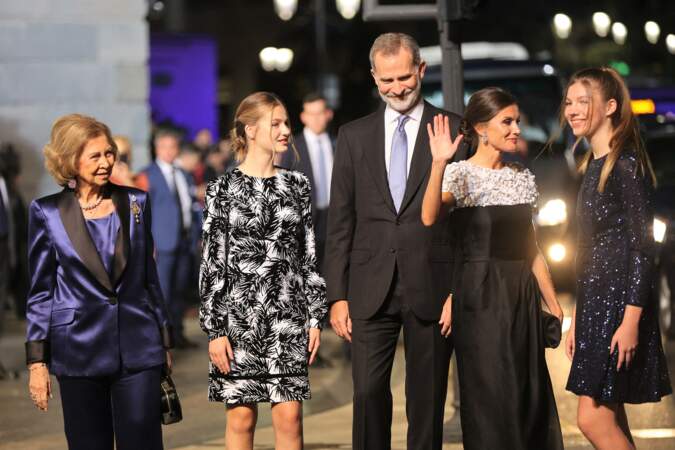 La reine Letizia pose aux côtés de ses filles lors du 30ème Prix Princesse des Asturies à l’hôtel Reconquista à Oviedo, le 28 octobre 2022.