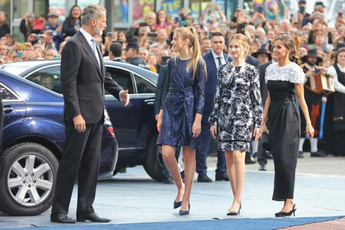 Le roi Felipe VI, la reine Letizia, la princesse Leonor et l'infante Sofia d'Espagne sont élégants pour leur arrivée à Oviedo, le 28 octobre 2022.