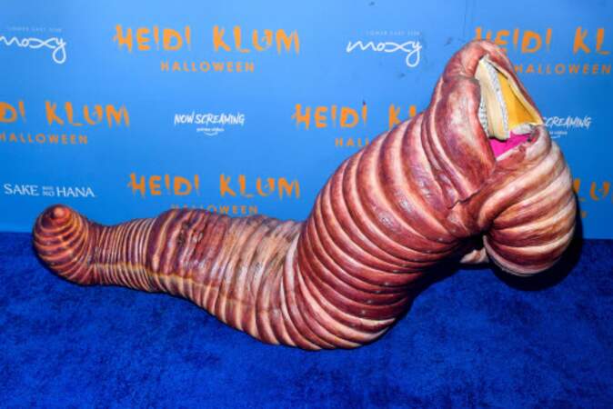 Heidi Klum dans son impressionnant déguisement de ver de terre pour Halloween