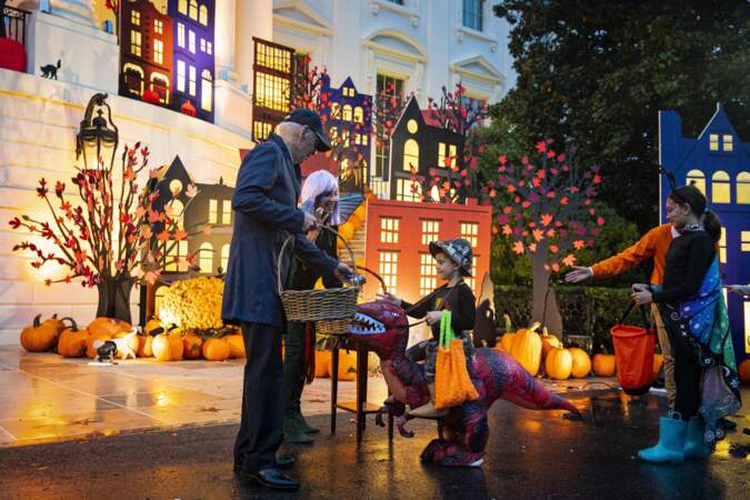 Le couple présidentiel a distribué des friandises lors de la soirée d'Halloween à la Maison Blanche à Washington, le 31 octobre 2022.