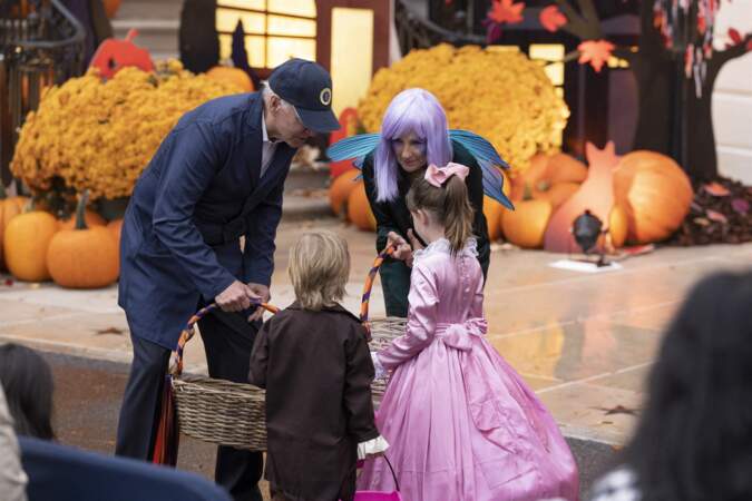 Joe Biden et sa femme Jill ont donné des bonbons aux enfants des pompiers, infirmiers, officiers de police et membres de la Garde Nationale lors de la soirée d'Halloween à la Maison Blanche à Washington, le 31 octobre 2022.