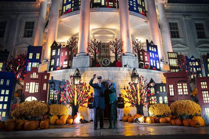 Le couple présidentiel salue le public devant la Maison Blanche redécorée aux couleurs d'Halloween, le 31 octobre 2022.