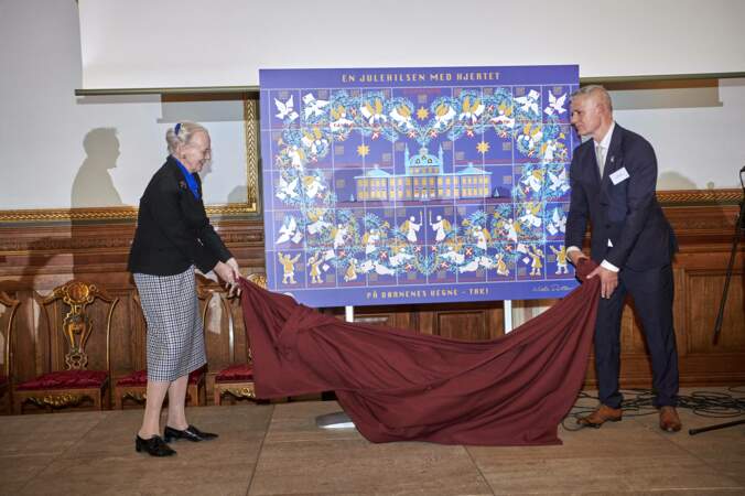 En pleine polémique, la reine Margrethe II de Danemark a dévoilé l'illustration du timbre de Noël à l'Hôtel de Ville de Copenhague, ce 31 octobre.