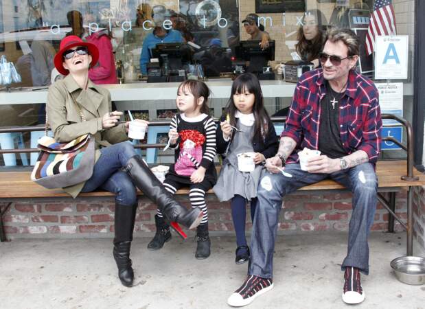 Johnny Hallyday, sa femme Laeticia et leurs filles Jade et Joy à la sortie des écoles à Los Angeles, le 7 février 2012