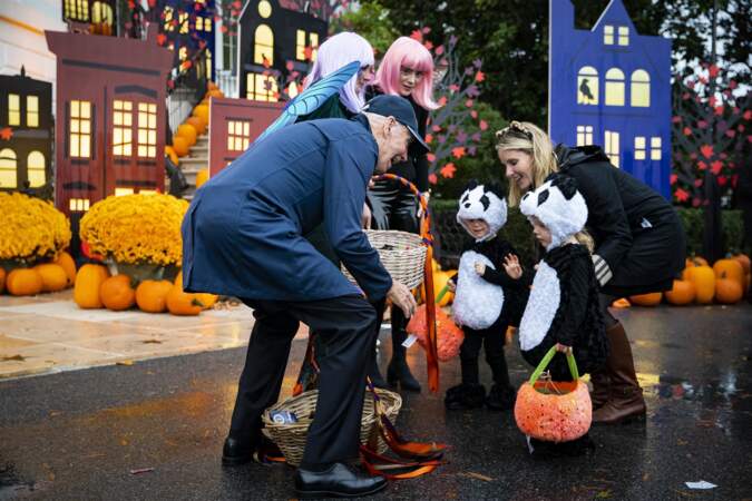 Joe Biden et sa femme Jill ont eu la visite d'étranges petits pandas lors de la soirée d'Halloween à la Maison Blanche à Washington, le 31 octobre 2022.