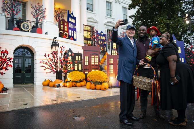 Joe Biden a également pris des photos, tout sourire, lors de la soirée d'Halloween à la Maison Blanche à Washington, le 31 octobre 2022.