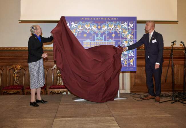 En pleine polémique, la reine Margrethe II de Danemark a dévoilé l'illustration du timbre de Noël à l'Hôtel de Ville de Copenhague, ce 31 octobre.