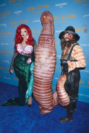 Déguisée en ver de terre géant, Heidi Klum était l'hameçon de son mari Tom Kaulitz déguisé en pêcheur. Son beau frère Bill était une sirène.