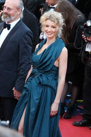 Alexandra Lamy a opté pour un chignon haut et des jolies ondulations pour la montée des marches du film "Killing them softly" lors du 65ème Festival de Cannes, le 22 mai 2012