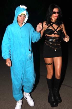 
Justin Bieber arrive au près de sa femme Hailey Baldwin Bieber,  habillée de similicuir, pour la fête d'Halloween, le 20 octobre 2022