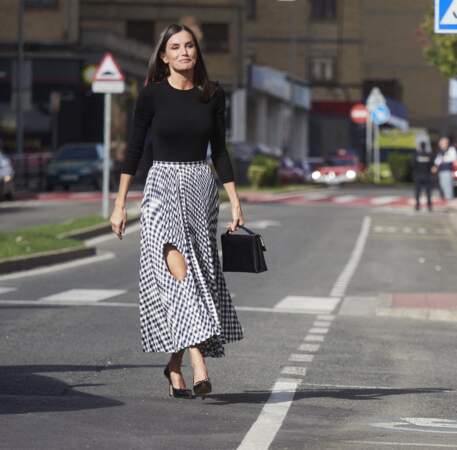 Letizia d'Espagne crée l'effet de surprise avec une jupe trouée de la collaboration H&M x Toga d'une valeur de 185€, le 2 novembre 2022.