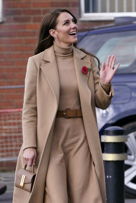 Kate Middleton salue la foule à  Scarborough, le 3 novembre 2022. 