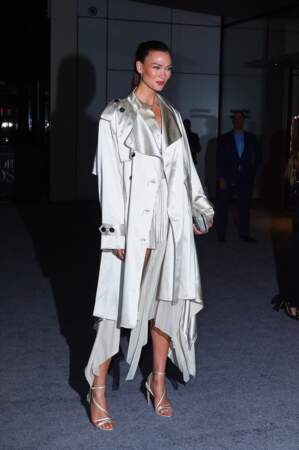 Karlie Kloss sous un combo chemise et jupe satinée de la marque d'origine vietnamienne Peter Do à New York. La mannequin de renommée mondiale porte un total-look satiné. 