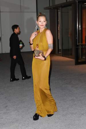 Kate Moss accessoirise sa tenue de bijoux argentés à New York