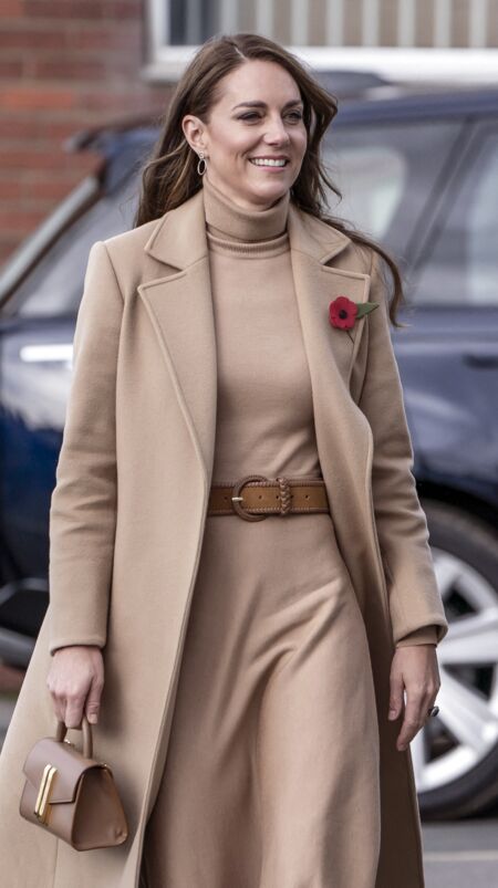 Kate Middleton épingle un poppy sur la doublure gauche de son pardessus comme il est coutume au Royaume-Uni à l'approche du Remembrance Day (le 11 novembre).