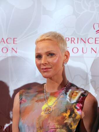 Le collier porté par Charlene de Monaco le 3 novembre 2022 comporte une pierre rose en hommage à Grace Kelly