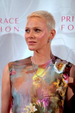 Lors des Princess Grace Awards 2022, Charlene de Monaco portait le collier "La Vie en rose" du créateur Lorenz Bäumer 