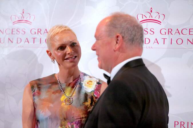 Un an après sa convalescence, Charlene de Monaco regarde amoureusement son mari, le prince Albert, lors du photocall des Princess Grace Awards 2022