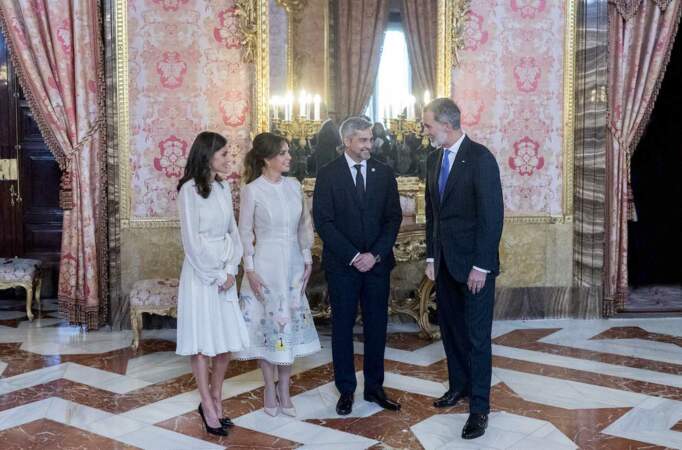 Des échanges chaleureux entre Le roi Felipe VI, la reine Letizia d’Espagne, Mario Abdo et la première dame du Paraguay Silvana Lopez 