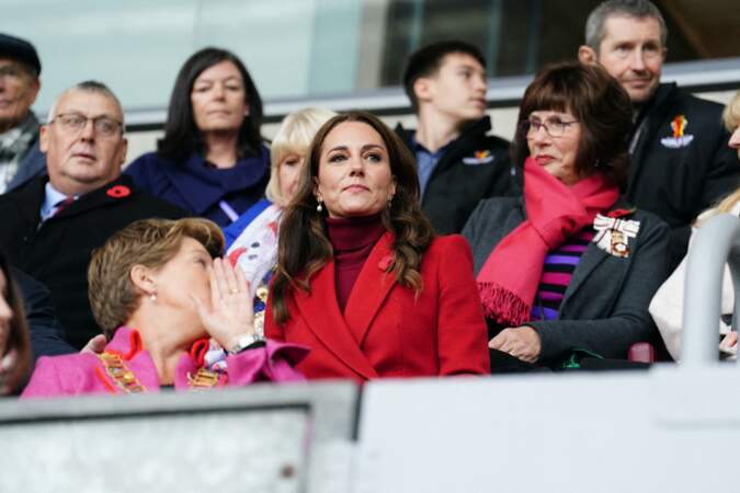 Kate Middleton dans un manteau rouge vif Alexander McQueen en tribune pendant les 1/4 de finale de la Coupe du Monde de Rugby à XIII le 5 novembre 2022 à Wigan