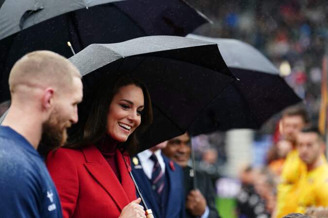 Kate Middleton dans un manteau Alexander McQueen rencontre l'équipe d'Angleterre de rugby lors du match "Angleterre vs Papouasie Nouvelle-Guinée" pour les 1/4 de finale de la Coupe du Monde de Rugby à XIII le 5 novembre 2022 à Wigan